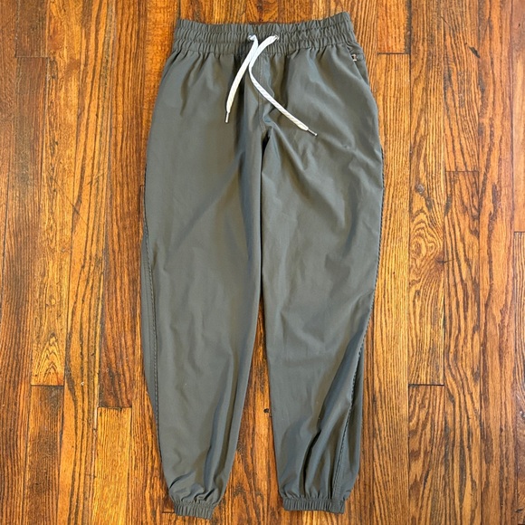 🎉NWOT! Vuori Olive Green Joggers with Drawstring - Picture 3 of 6